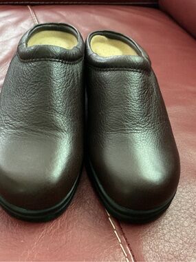 WOMENS Slip-On Leather Clog by Red Cross Size 7